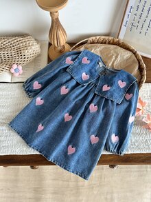 SHEIN 1件幼女牛仔洋裝 甜美藍粉色愛心刺繡 泡泡袖方領 常規款 生日派對 秋季假期 公主芭蕾復古風 - 中等水洗藍 - 查看 1