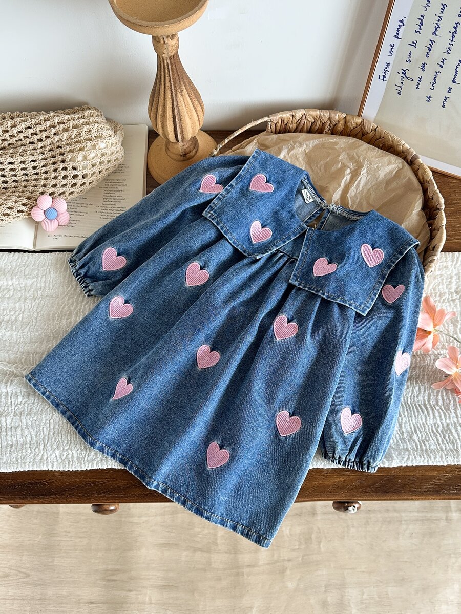 SHEIN 1件幼女牛仔洋裝 甜美藍粉色愛心刺繡 泡泡袖方領 常規款 生日派對 秋季假期 公主芭蕾復古風 - 中等水洗藍 - 查看 1