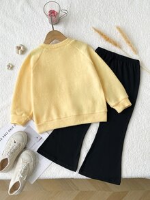 SHEIN 2件組女童幼兒可愛俏皮風 3D鉤編花朵與蜜蜂裝飾圓領長袖單排扣夾克搭配黑色喇叭褲 - 彩色 - 查看 2