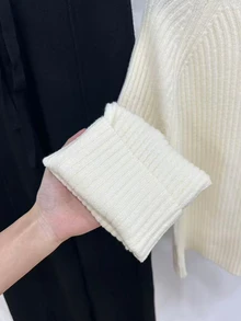 Chiquease 2件組女款針織套裝，米白色羅紋半高領長袖毛衣與杏色長褲，優雅休閒秋冬居家極簡風 - 黑與白 - 查看 3