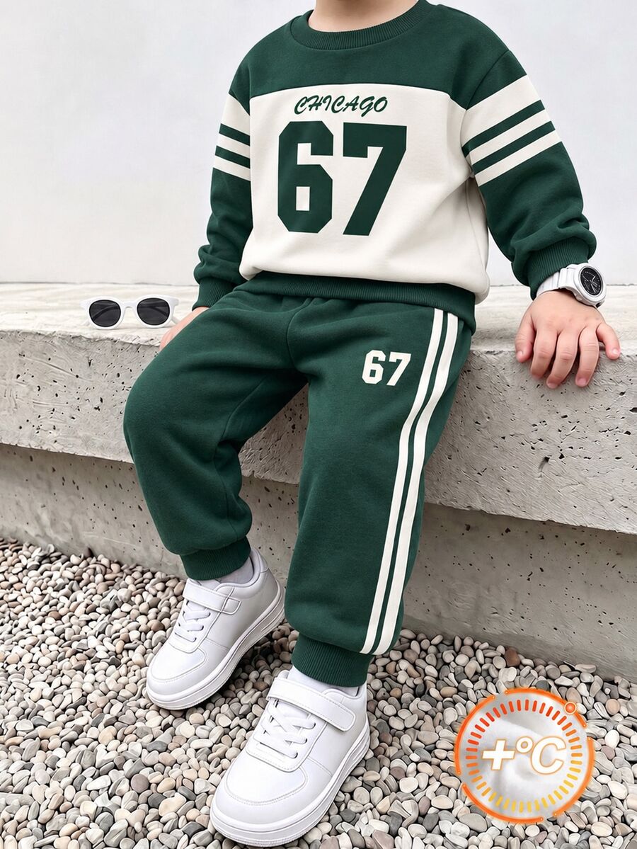 男童 (小號) 運動衫套裝,上衣為深綠色與米色拼色運動衫,胸前印有「CHICAGO」字樣與大號數字 67,袖子有兩條白色橫條紋,羅紋領口與袖口,搭配深綠色運動長褲,側面有雙條白色縱向條紋,褲子印有數字 67,羅紋褲腳 - 彩色 - 查看 1