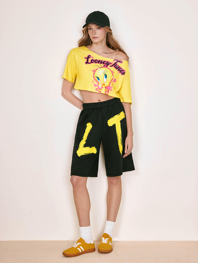 LOONEY TUNES X SHEIN Conjunto casual de 2 piezas para mujer con top de hombro asimétrico con estampado de letras y shorts LOONEY TUNES