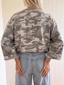 SHEIN EZwear 海外長袖迷彩印花T恤，大尺碼圓領長袖上衣，適合日常通勤、聚會、秋冬/夏季、聖誕節、新年、感恩節、派對、婚禮、海灘、畢業典禮、優雅、外出、約會、通勤、情人節、優雅、度假、Y2K、畢業典禮等 - 彩色 - 查看 2