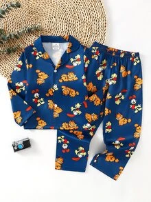 GARFIELD | SHEIN 「Coffee Cat」男童 2 件組咖啡貓元素圖案滿版印花長袖上衣與長褲睡衣套裝，時尚經典基礎休閒酷感居家服，長袖長褲翻領鈕扣開襟阻燃家居服，家庭聖誕睡眠禮物 - 藏蓝色 - 查看 1