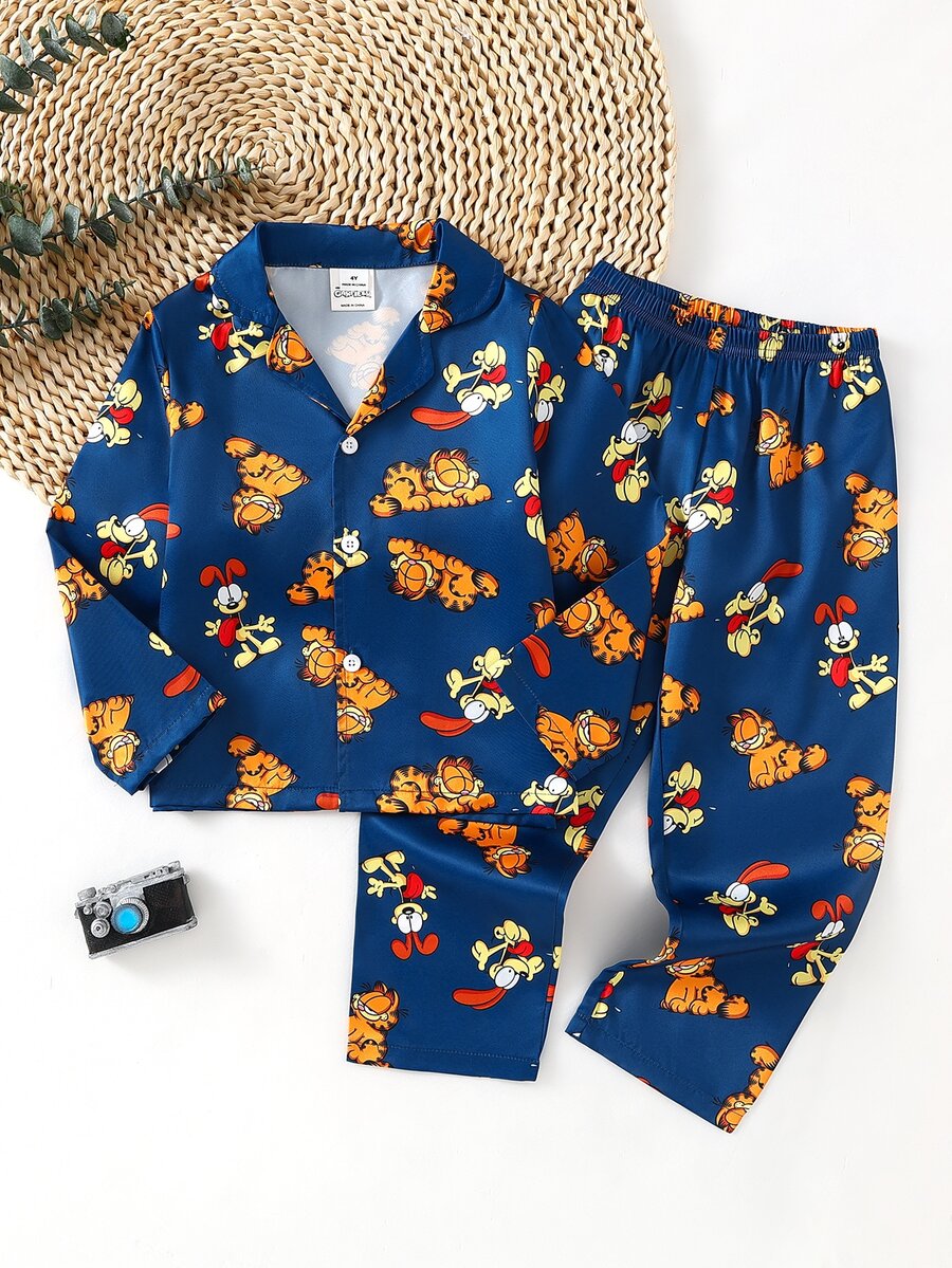 GARFIELD | SHEIN 「Coffee Cat」男童 2 件組咖啡貓元素圖案滿版印花長袖上衣與長褲睡衣套裝，時尚經典基礎休閒酷感居家服，長袖長褲翻領鈕扣開襟阻燃家居服，家庭聖誕睡眠禮物 - 藏蓝色 - 查看 1