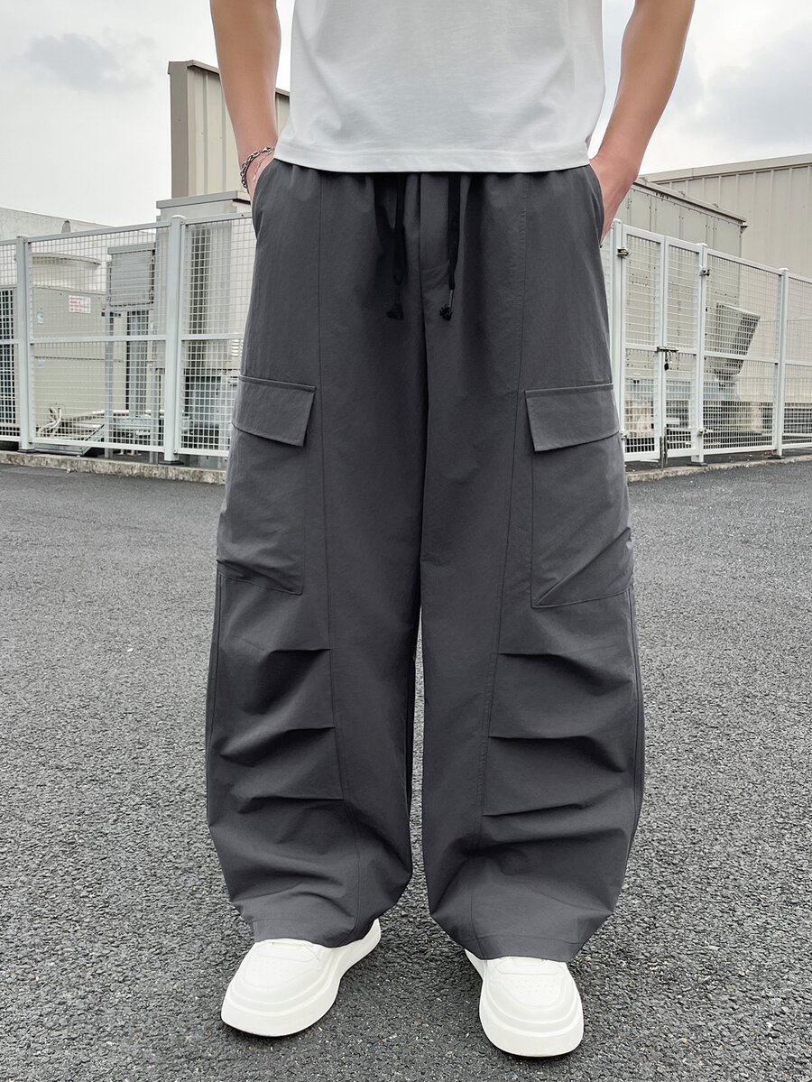 Manfinity Roghcode 男士休閒抽繩腰工裝長褲,附口袋 - 深灰色 - 查看 1