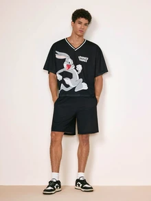 LOONEY TUNES X SHEIN طقم تي شيرت رجالي بياقة على شكل حرف V وأكمام قصيرة مطبوع عليه حروف وشورت LOONEY TUNES - الأسود - مشاهدة 3