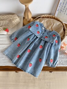 SHEIN 1件幼女牛仔布罩衫洋裝，可愛甜美淺藍色草莓刺繡，泡泡袖彼得潘領，派對秋季假期公主風，後背鈕扣設計 - 淺藍色 - 查看 1