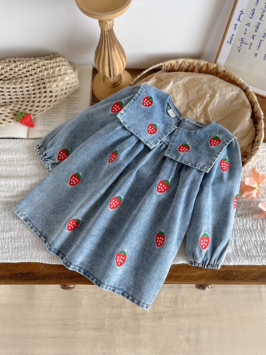 SHEIN 1件幼女牛仔布罩衫洋裝,可愛甜美淺藍色草莓刺繡,泡泡袖彼得潘領,派對秋季假期公主風,後背鈕扣設計 - 淺藍色 - 查看 1