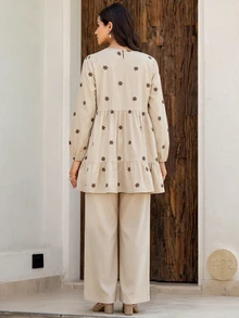 SHEIN LUNE Blus Wanita Ukuran Besar dengan Motif Bunga dan Hem Berkerut - Aprikot - View 2