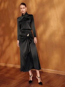 MOTF PREMIUM SET 2 POTONG BLUS DAN ROK SATIN BIRU TUA MUSIM GUGUR/DINGIN WANITA DENGAN DEKORASI LOGAM, GAYA KOMUTER ELEGAN - Hitam - View 5
