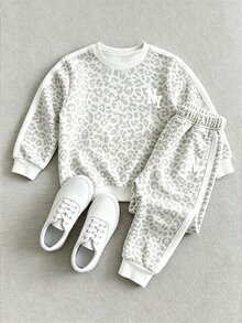 小男孩 2 件套休閒時尚春秋冬季圓領衛衣與運動長褲套裝，NY酷豹紋滿版英文圖案，彈性柔軟面料，適合休閒出遊、開學季、派對、戶外野餐、街拍、校園、假期、禮物 - 米色 - 查看 5