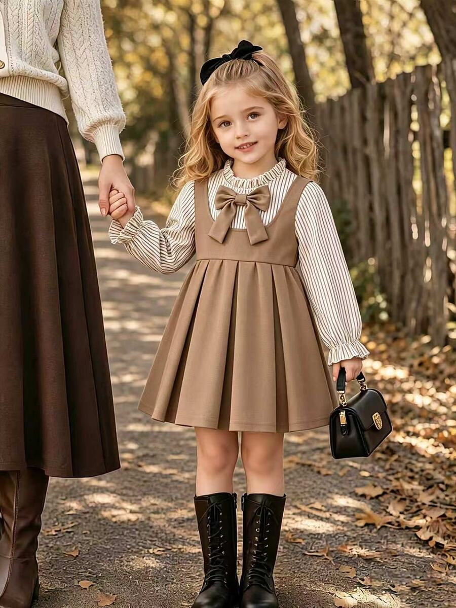 Elladie kids 女童深藍色條紋拼接兩件式洋裝,藍白條紋長袖、荷葉領與蝴蝶結裝飾,深藍色吊帶裙 - 杏色 - 查看 1