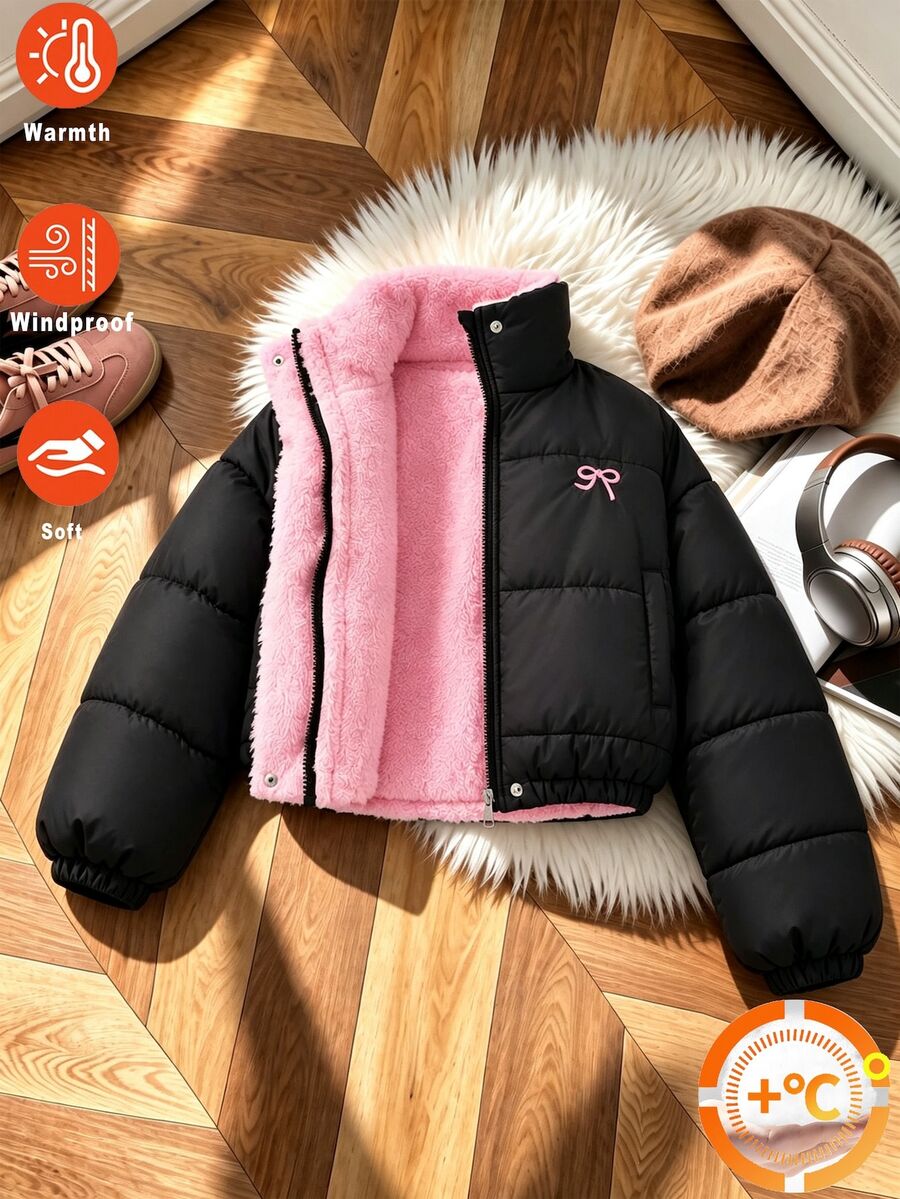SHEIN 女童可愛短版羽絨外套,黑色立領冬季外套,飾有精緻粉色蝴蝶結刺繡,粉色刷毛內裡,拉鍊與鈕扣開合,寬鬆短版填充外套,女童秋冬日常街頭休閒外套 - 黑色 - 查看 1