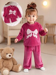 SHEIN Playful Pals 2件組女嬰圓領玫瑰紅金絲絨蝴蝶結蕾絲刺繡長袖上衣與寬腿褲套裝，寬鬆休閒版型，適合秋冬日常穿著、戶外活動、街頭風、家庭聚會、拍照 - 玫紅色 - 查看 3