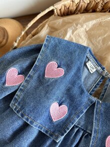 SHEIN 1件幼女牛仔洋裝 甜美藍粉色愛心刺繡 泡泡袖方領 常規款 生日派對 秋季假期 公主芭蕾復古風 - 中等水洗藍 - 查看 7