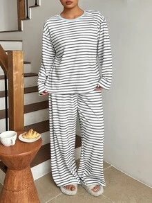 Dazy Plus Bộ đồ ngủ dáng rộng cổ tương phản kẻ sọc vải nỉ chải lông phong cách thường ngày cho mùa Thu/Đông - trắng - Xem 6