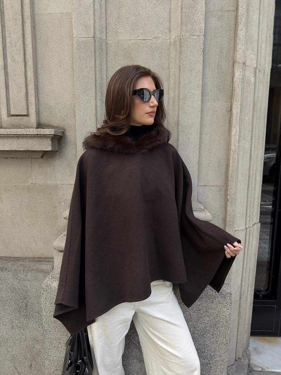 Aloruh Mantel Panjang Wanita Elegan Musim Gugur/Dingin Warna Polos dengan Tudung Bulu Imitasi dan Motif Patchwork - Mocha Brown - View 1