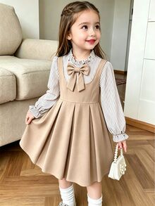 Elladie kids 女童深藍色條紋拼接兩件式洋裝，藍白條紋長袖、荷葉領與蝴蝶結裝飾，深藍色吊帶裙 - 杏色 - 查看 3