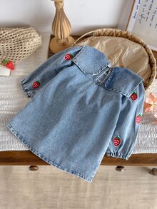 SHEIN 1件幼女牛仔布罩衫洋裝，可愛甜美淺藍色草莓刺繡，泡泡袖彼得潘領，派對秋季假期公主風，後背鈕扣設計 - 淺藍色 - 查看 2