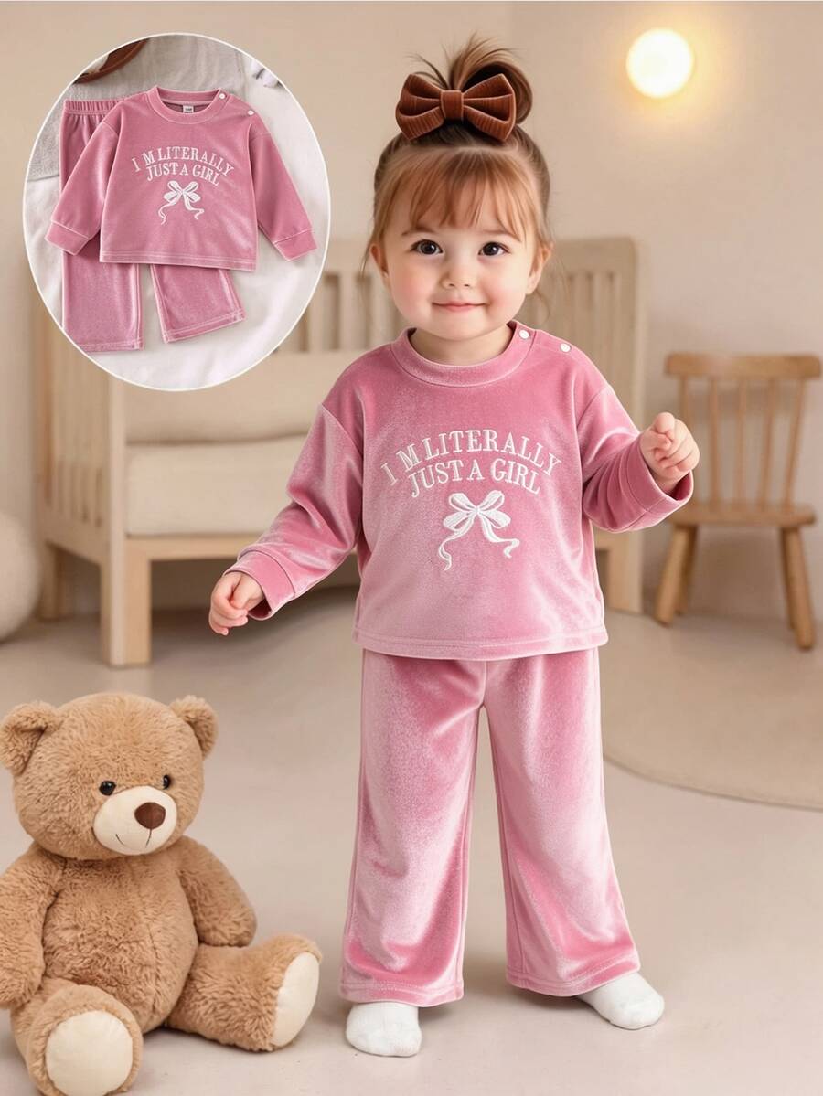 SHEIN Playful Pals 2件組女嬰粉色天鵝絨字母蝴蝶結刺繡長袖上衣與寬腿褲套裝,寬鬆休閒版型,適合秋冬日常穿著、戶外活動、街頭風、家庭聚會、拍照拍攝 - 粉色 - 查看 1
