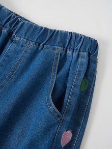 SHEIN Tween女孩牛仔褲 2026秋冬新款 時尚復古做舊寬腿牛仔褲 可愛愛心刺繡 Y2K學院風街頭休閒風 舒適純棉牛仔褲 適合日常出遊、上學通勤、聚會、開學季 破洞牛仔褲 - 深色水洗藍 - 查看 3