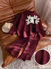 SHEIN Playful Pals 女嬰春秋冬季休閒親子套裝 T-shirt，不對稱套頭長袖高領刷毛淺酒紅羅紋布料 3D 花朵 - 酒紅色 - 查看 3