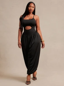 SHEIN SXY جمبسوت نسائي مقاس كبير باللون الأسود بحمالات رفيعة وفتحات وتجاعيد وأكمام مكشكشة - الأسود - مشاهدة 7