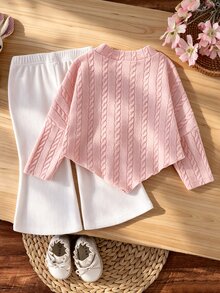 SHEIN Playful Pals 女嬰春秋針織兩件套，半高領長袖毛衣配3D貼花花朵＋荷葉邊喇叭褲，柔軟麻花針織面料，甜美可愛女嬰套裝，適合女嬰日常穿著、嬰兒攝影與休閒外出 - 粉色 - 查看 2