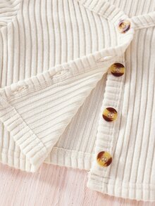 SHEIN فستان أطفال بحمالات رفيعة بنقشة مربعات مع كارديجان بلون موحد بأزرار أمامية للبنات الصغيرات - الأحمر - مشاهدة 3