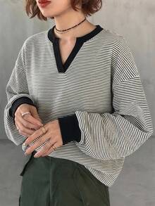 FRIFUL 女款街頭風條紋拼接長袖V領鏤空T恤 - 黑與白 - 查看 4
