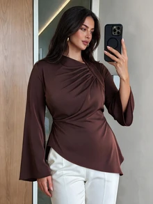 Elegantrix بلوزة نسائية مقاس كبير أنيقة بتصميم غير متماثل وملتوي مع حافة مجعدة وأكمام طويلة واسعة وتأثير تنحيف - بني - مشاهدة 4