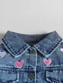 SHEIN 2件組女孩休閒時尚牛仔套裝，愛心刺繡長袖鈕扣夾克與寬腿長褲，適合秋冬日常穿著與多種造型搭配 - 中等水洗藍 - 查看 4
