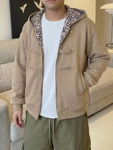 DAZY Sweatshirt Hoodie Pria Warna Cokelat Muda dengan Lapisan Termal untuk Musim Gugur/Dingin, Dilengkapi Hiasan Kancing Logam di Dada - Unta - View 5