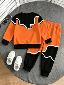 1套幼兒拼色運動套裝，獨特波浪線條藝術拼接印花，圓領長袖收口設計，兒童衛衣與長褲兩件套，適合日常穿著、上學、戶外休閒，秋季男童橘色與黑色拼接King字母印花長袖衛衣套裝，適合秋冬疊穿與外穿 - 彩色 - 查看 2