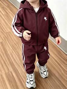 2件組男童幼兒春秋休閒運動風騎士印花連帽拉鍊夾克與收口長褲套裝，寬鬆舒適版型，適合日常外出、學校活動、戶外玩耍、家庭聚會與拍照，秋冬適用 - 酒紅色 - 查看 1