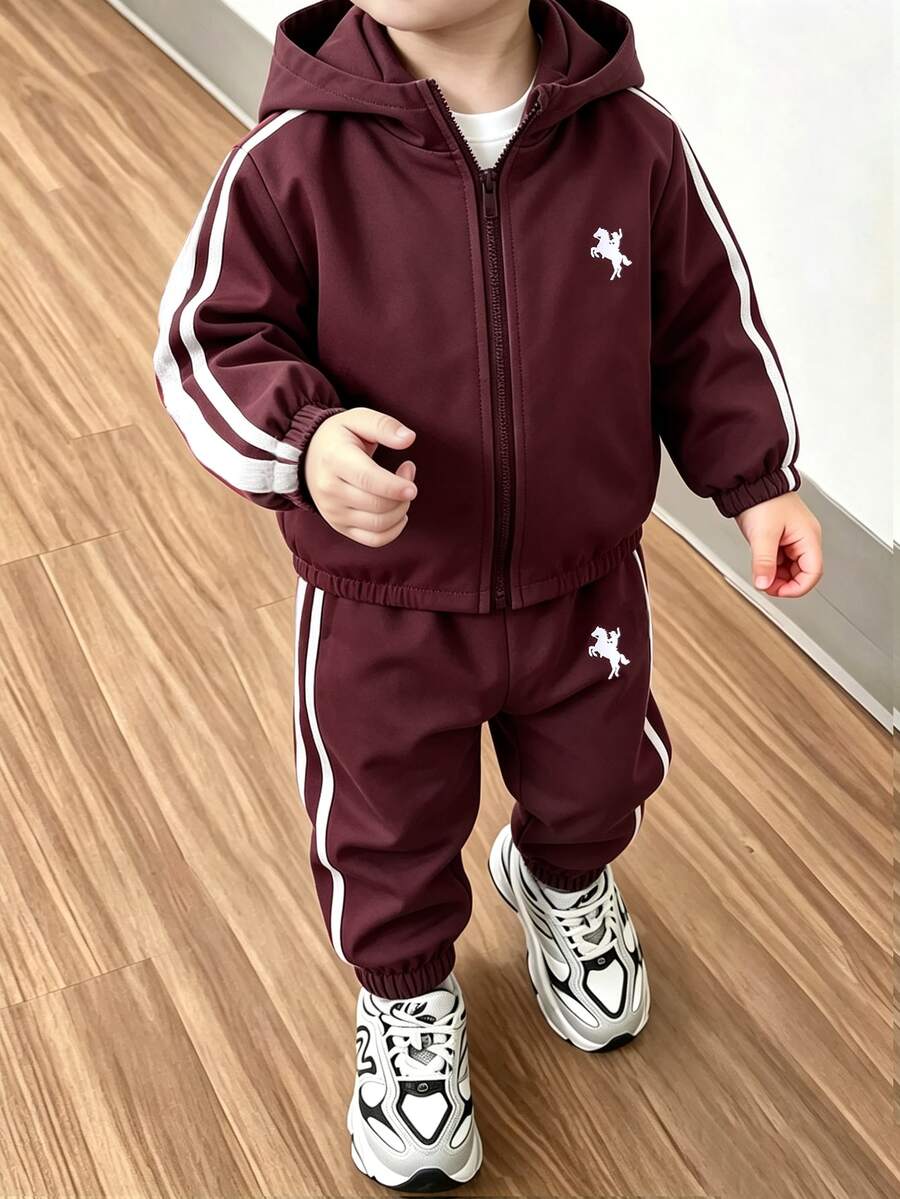2件組男童幼兒春秋休閒運動風騎士印花連帽拉鍊夾克與收口長褲套裝,寬鬆舒適版型,適合日常外出、學校活動、戶外玩耍、家庭聚會與拍照,秋冬適用 - 酒紅色 - 查看 1