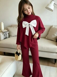 SHEIN 女孩 2 件套，甜酷風，3D 大蝴蝶結裝飾，高領長袖不對稱下擺上衣，搭配同色系荷葉邊喇叭褲，羅紋紋理面料，寬鬆版型，適合假期派對、外出，精緻吸睛，秋冬穿搭首選 - 紅色 - 查看 4