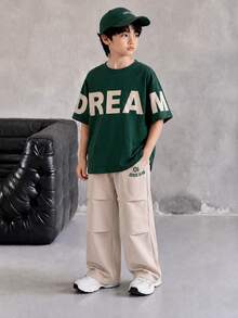 SHEIN 青少年男孩字母印花短袖T恤與口袋長褲休閒日常套裝 - 墨綠色 - 查看 1