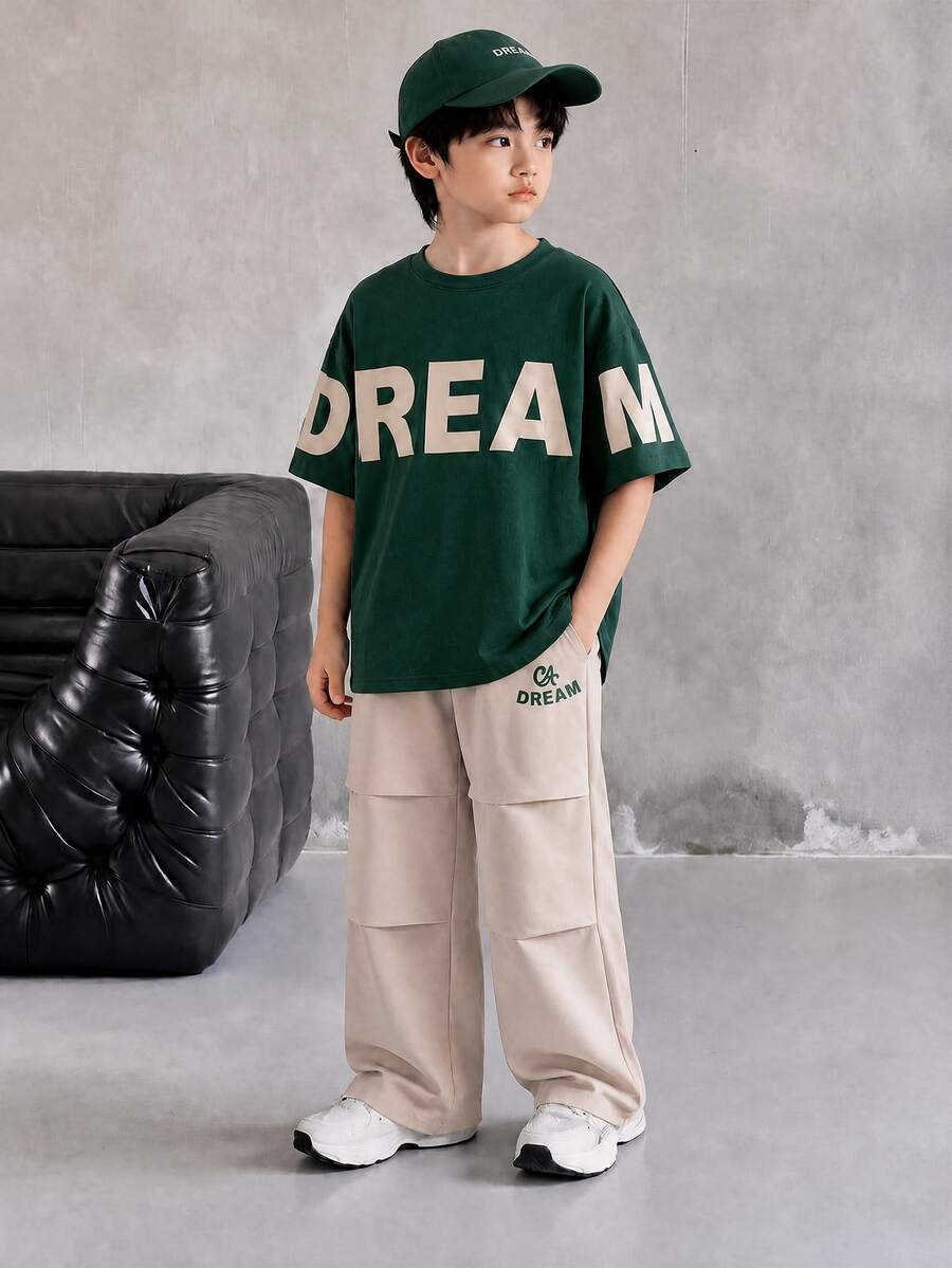 SHEIN 青少年男孩字母印花短袖T恤與口袋長褲休閒日常套裝 - 墨綠色 - 查看 1