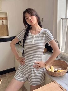 K-Vae 藍白條紋大領口鈕扣休閒短袖條紋上衣，附彈性腰帶，春夏條紋短褲，居家休閒日常穿著 - 灰色 - 查看 3