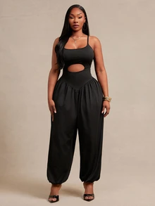 SHEIN SXY جمبسوت نسائي مقاس كبير باللون الأسود بحمالات رفيعة وفتحات وتجاعيد وأكمام مكشكشة - الأسود - مشاهدة 5