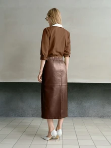 MOTF PREMIUM Rok Wanita Kulit PU dengan Pinggang Elastis dan Belahan di Bagian Bawah - Coffee Brown - View 2