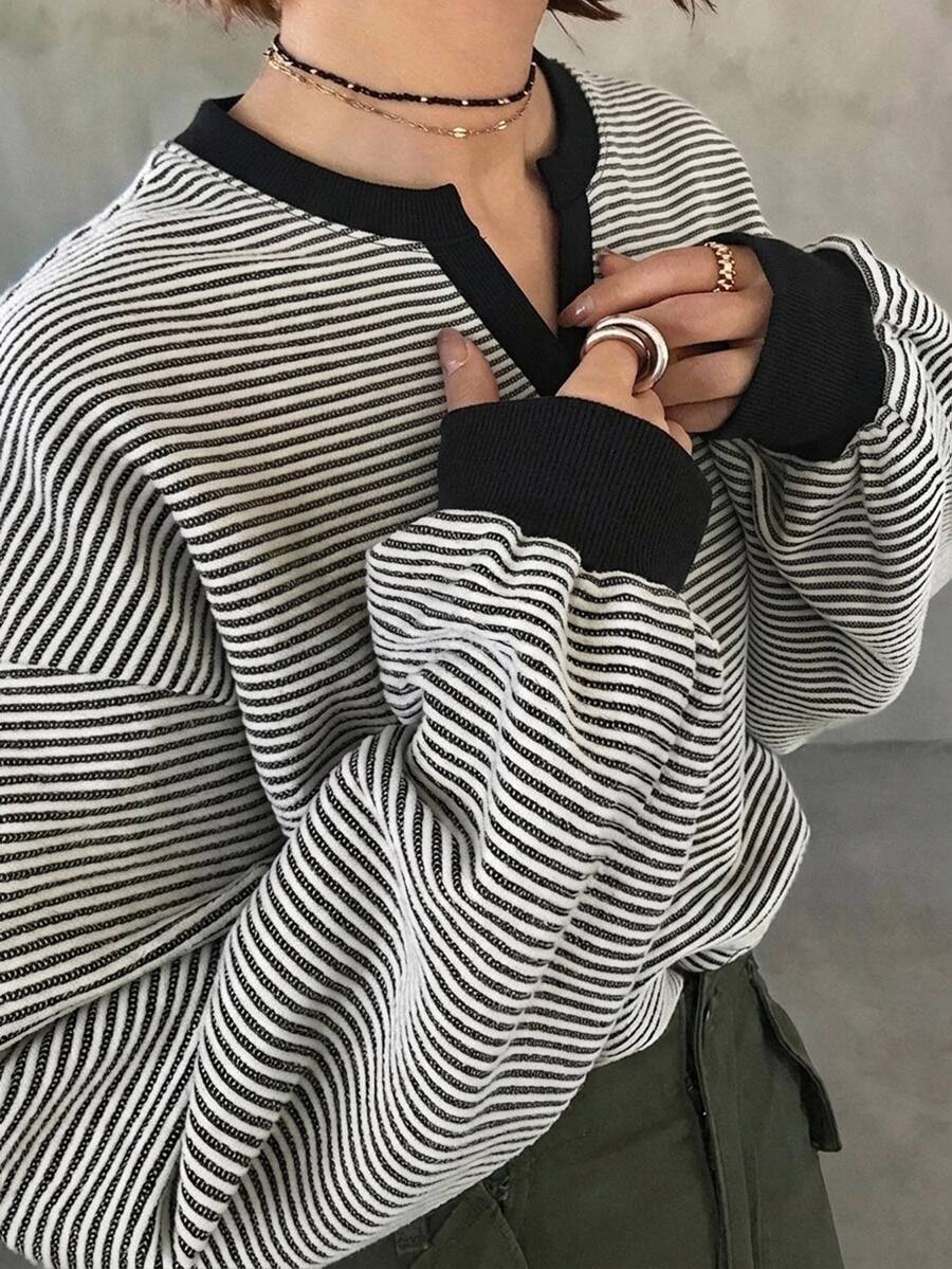 FRIFUL 女款街頭風條紋拼接長袖V領鏤空T恤 - 黑與白 - 查看 1