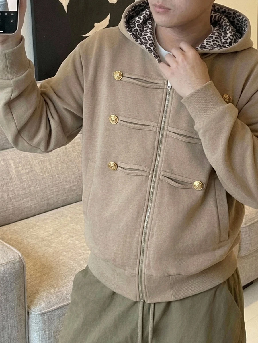 DAZY Sweatshirt Hoodie Pria Warna Cokelat Muda dengan Lapisan Termal untuk Musim Gugur/Dingin, Dilengkapi Hiasan Kancing Logam di Dada - Unta - View 1
