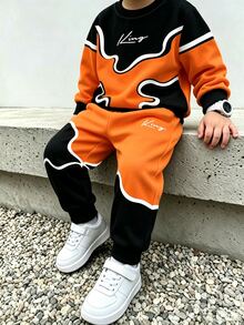 1套幼兒拼色運動套裝，獨特波浪線條藝術拼接印花，圓領長袖收口設計，兒童衛衣與長褲兩件套，適合日常穿著、上學、戶外休閒，秋季男童橘色與黑色拼接King字母印花長袖衛衣套裝，適合秋冬疊穿與外穿 - 彩色 - 查看 1