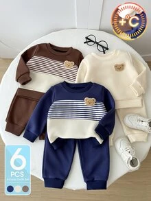 SHEIN Playful Pals 6件組幼兒男嬰運動衫長褲套裝，可愛藍色棕色奶油色熊圖案條紋，長袖圓領加厚，適合秋冬節日，舒適慢跑羅紋款 - 藍色 - 查看 1