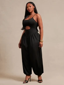 SHEIN SXY جمبسوت نسائي مقاس كبير باللون الأسود بحمالات رفيعة وفتحات وتجاعيد وأكمام مكشكشة - الأسود - مشاهدة 4