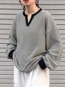 FRIFUL 女款街頭風條紋拼接長袖V領鏤空T恤 - 黑與白 - 查看 6