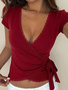 DAZY 春夏女款收腰綁帶拼接撞色蕾絲飾邊修身貼身度假街頭休閒T恤 - 酒紅色 - 查看 1